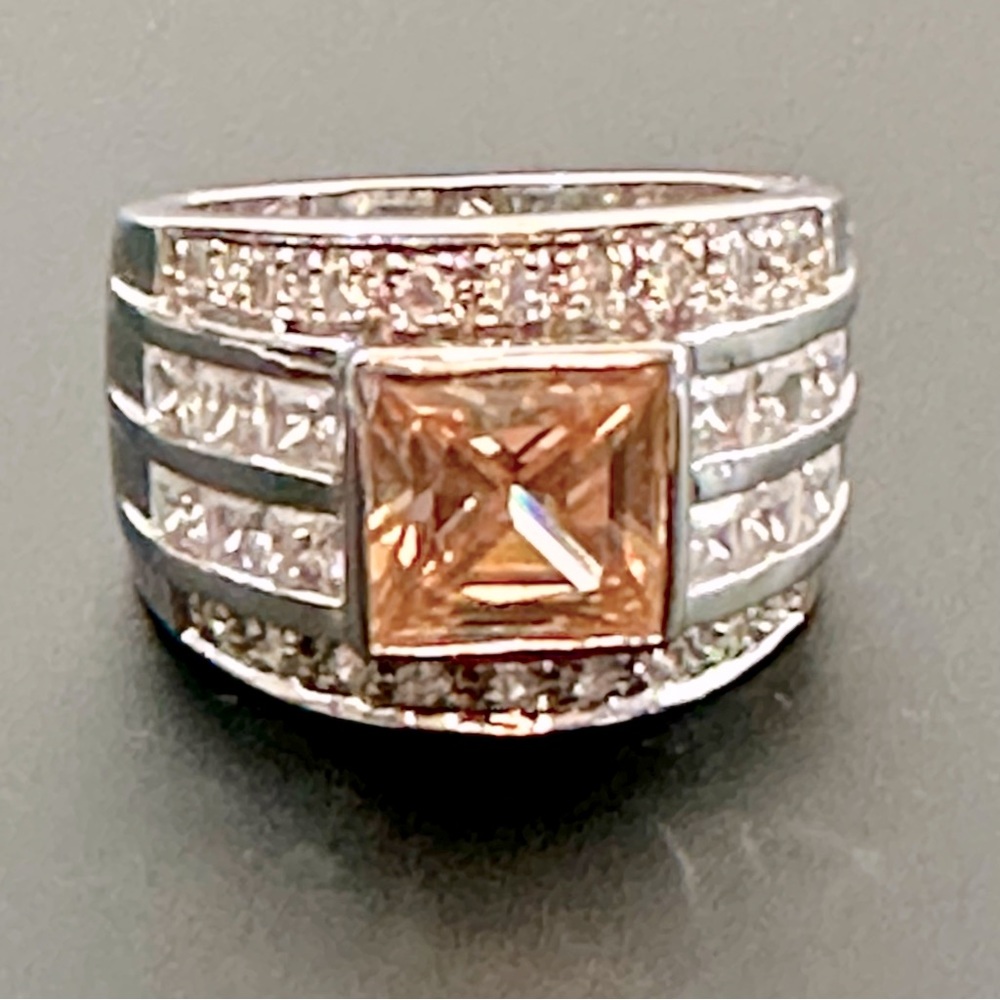 STERLING SILVER & CZ RING WITH CHAMPAGNE CENTRE.